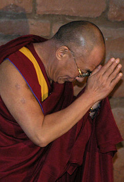By paddy patterson (Flickr: Dalai lama) [CC-BY-2.0], via Wikimedia Commons